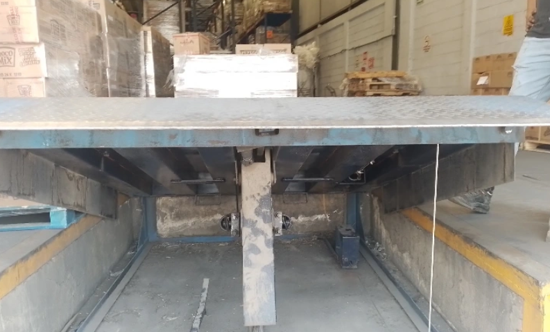 Técnico realizando la reparación de una rampa de descarga industrial en Cajititlán.