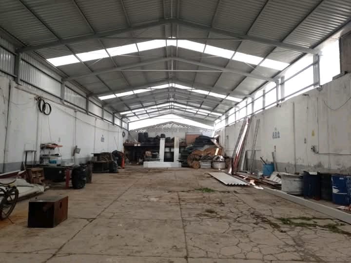 Tejado metálico para bodega industrial con estructura de acero y cubierta de lámina de alta resistencia.
