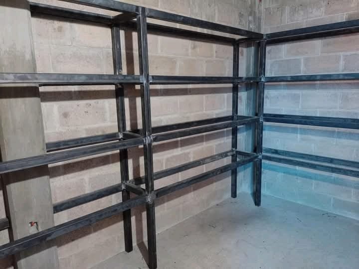 Elaboración de estantería metálica a medida.
