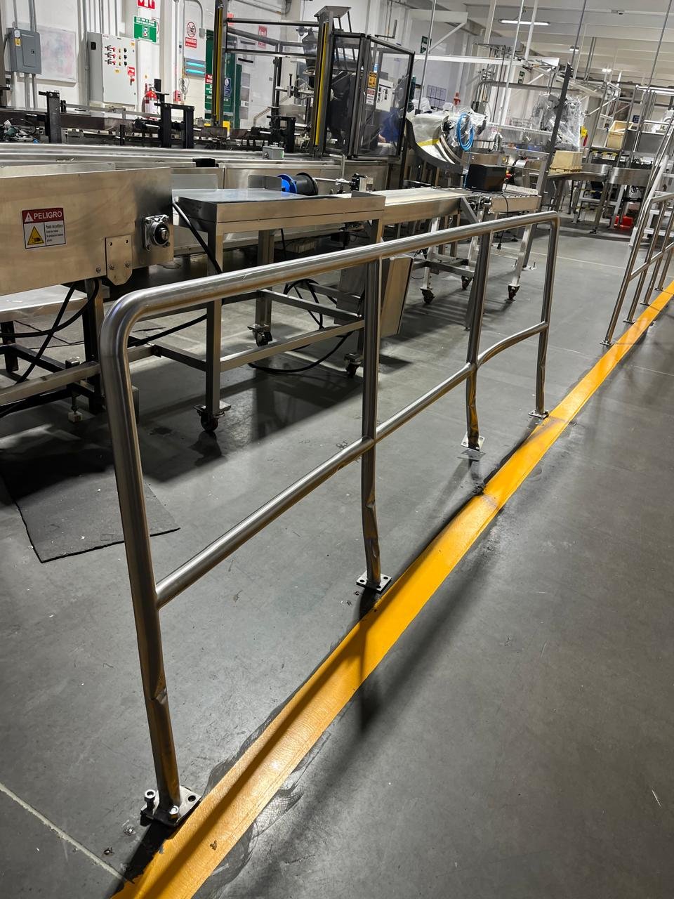 Barandal industrial de acero fabricado para brindar seguridad y protección en instalaciones industriales.