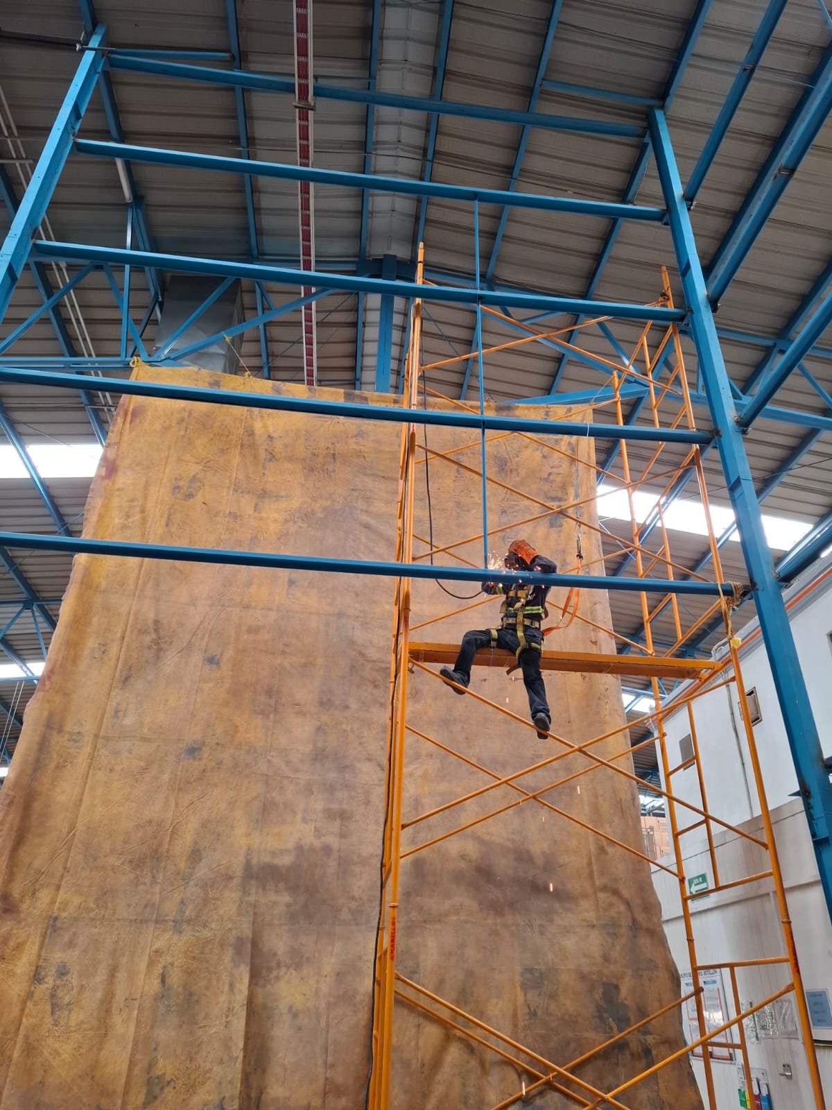 Instalación de estructura metálica en Tecomán