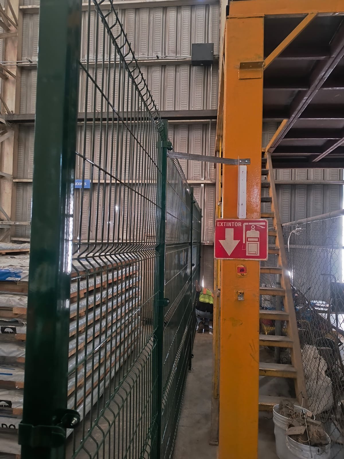 Instalación de cerca perimetral para protección de terrenos en Tlajomulco.