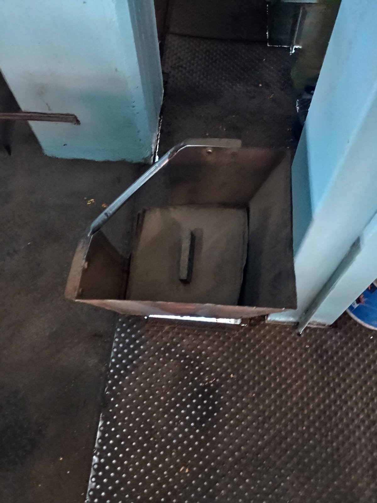 Canaleta para caída de cacahuate en Zapotlán para conducir el producto durante su procesamiento.