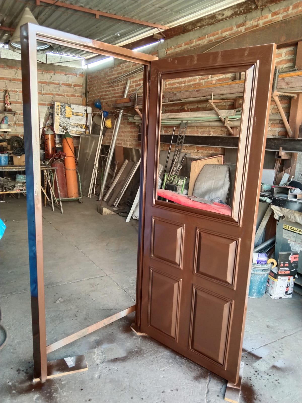 Instalación de puerta metálica en Tlaquepaque