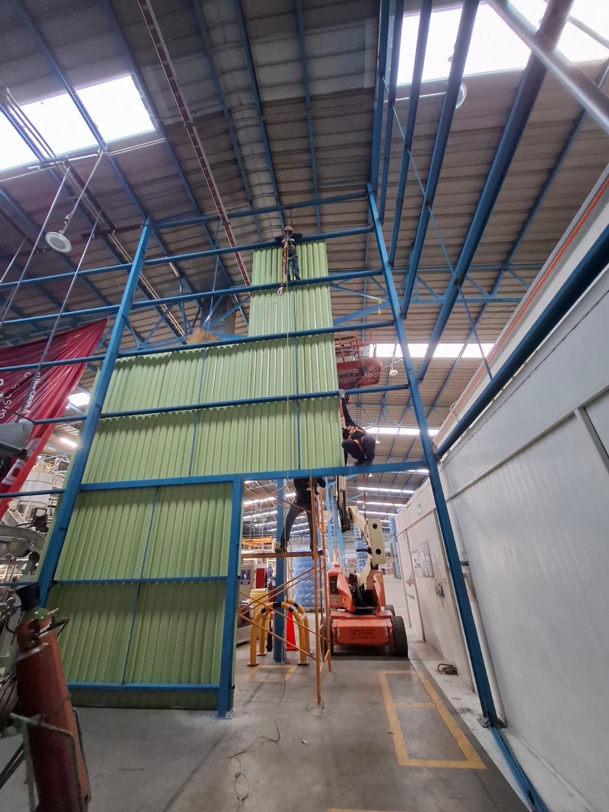 Trabajo de recubrimiento de estructura con lámina en Ixtlahuacán, realizado para mejorar la protección, funcionalidad y durabilidad de la instalación.