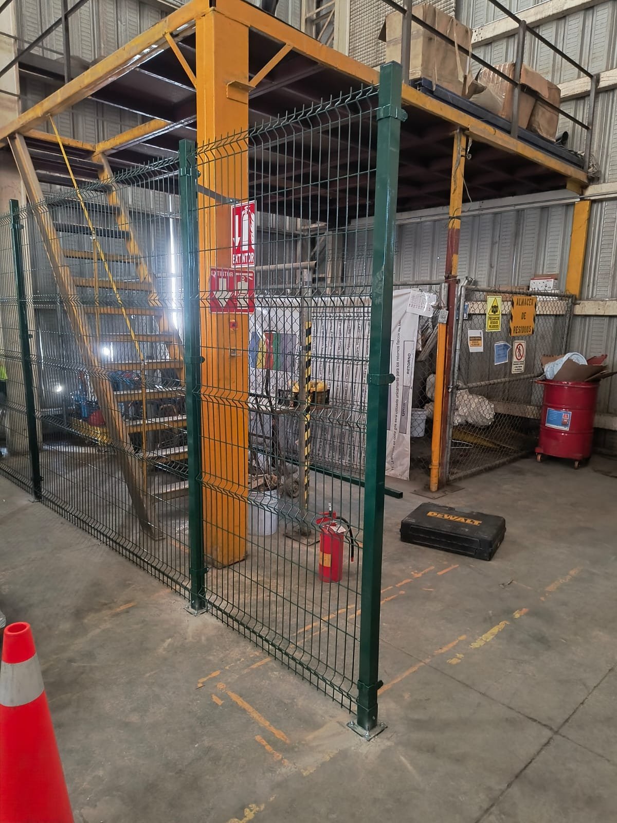 Instalación de reja verde para cercado perimetral en Yahualica.